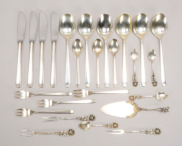 Tafelsilber-Konvolut, verschiedene Silbergehalte und Teile; Gew. Silber 622 g
