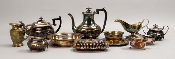 Servierteile-Konvolut, versilbert, u.a. Kaffeekern/Teekern (England)