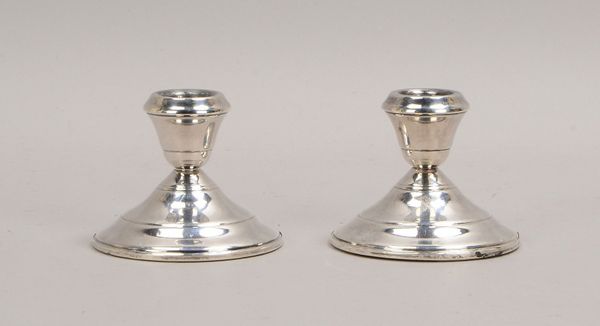 2 Tischleuchter, 925 Sterlings. - gefüllt!; Höhe 7,5 cm, Gew. 633 g (kl. Druckst./Dellen)