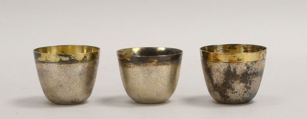 3 Silber-Faustbecher (Schweden), mit zarter Stanzmusterung, Innen-/Randverg.