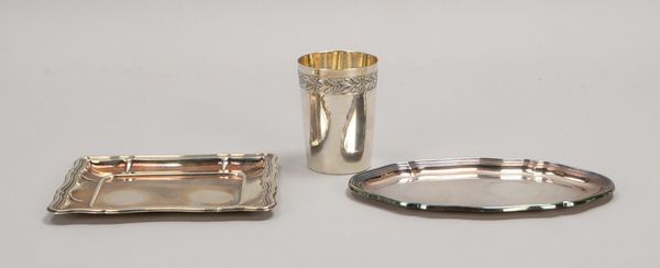 3 Silberteile, 800 Silber, 3 Teile: 2 kl. Tabletts, versch. Maße; und 1 Becher, Höhe 9 cm, Gew. 295