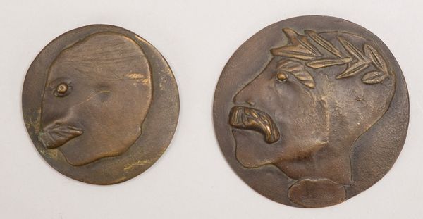Wunderlich, Paul, 2 Bronze-Plaketten, 'Selbstbildnisse', numm./sign.; Ø 9 cm/Ø 10,5 cm