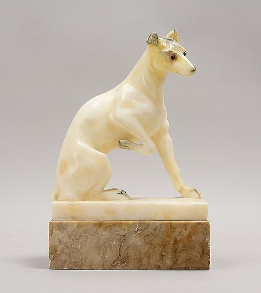 Alabasterskulptur, 'Sitzender Hund', feine Ausf., Glasaugen, auf Marmorsockel