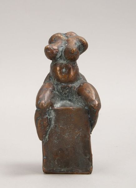 Bronzeskulptur, 'Sitzender weibl. Akt', Aufl. '28/30', auf Postament/verso sign.