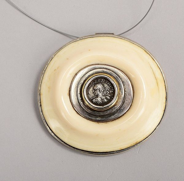 Lars Jensen, Anhänger (Unikat), Silber/Gold und Bein, mittig mit Antikmünze; Maße 5,5 x 7 cm