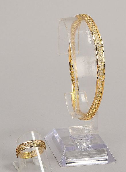 Armreif und Ring, 585 GG (gest.), mäanderähnl. Durchbruchdekor; Gew. zus. 7 g