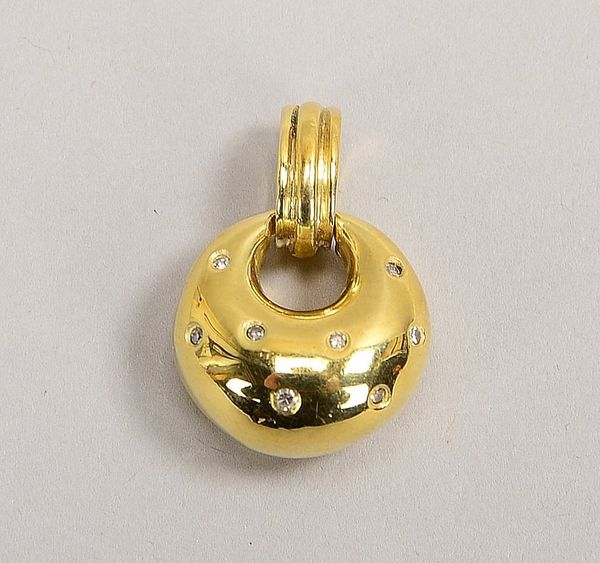 Anhänger, 585 GG (gest.), besetzt mit 3x kl. Diam., mit Clipschließe; Ø 1,8 cm, Gew. 8,50 g