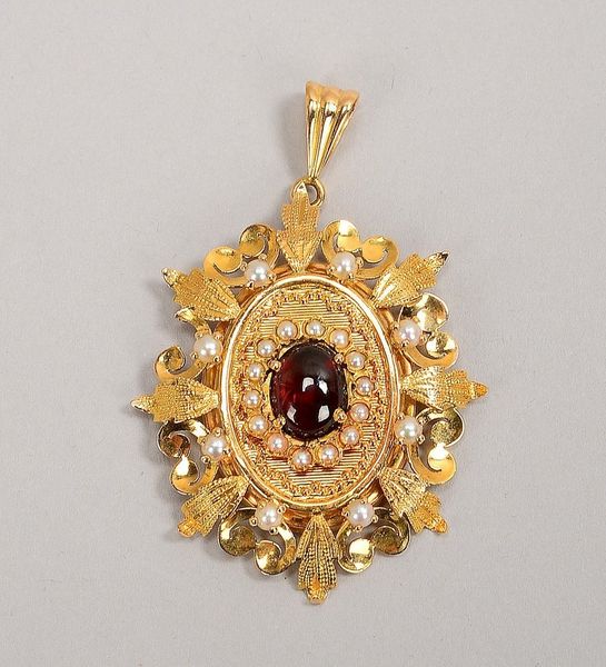 Anhänger (Biedermeier), 585 GG (gest.), mit Granat-Cabochon und Saatperlen; Gew. 9,80 g