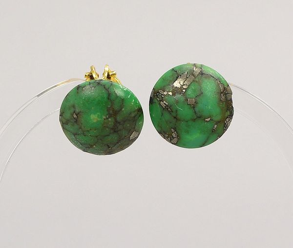 Paar Ohrclips, 585 GG (gest.), mit Malachitbesatz; Durchmesser Ø 16 mm