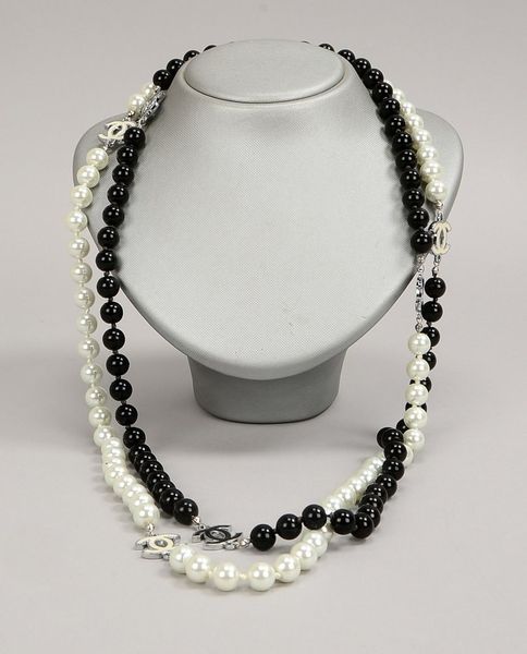 Chanel-Collier, mit Perlen/Ø 10 mm, schwarz/weiß, einzeln gekn., im Etui; Länge 160 cm