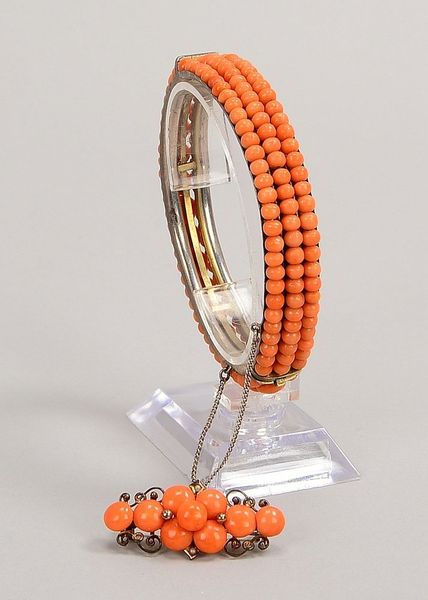 Antiker Korallenschmuck, Armreif und Brosche, Besatz im Perlen-/Cabochonschliff