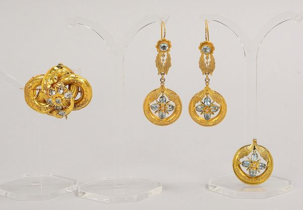 Schmuckset mit Aquamarin(?), 3-tlg.: 585 GG-Brosche, 333 GG-Anh. und Ohrhänger