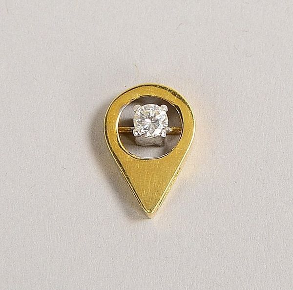 Anhänger, 585 GG (gest.), besetzt mit kl. Brill. von ca. 0,18 ct; Länge 1,5 cm, Gew. 1,40 g