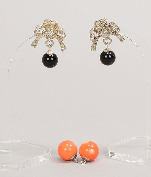 Paar Ohrstecker, Silber, Schleifenform, mit Diam., austauschb. Korallen-/Onyxperle
