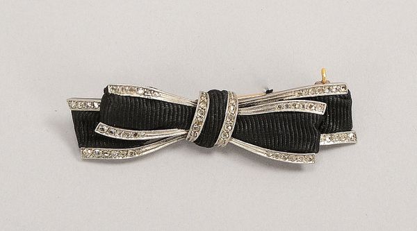 Brosche (Art déco), Gold/Silber und Stoff, 'Schleife', mit Diamantrosen; Länge 5 cm