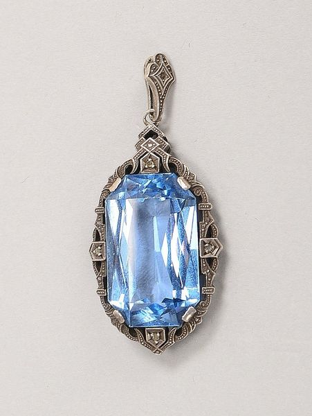 Anhänger (Art déco), Silber, mit Blautopas; Maße 2 x 3,5 cm, Gew. 10,20 g
