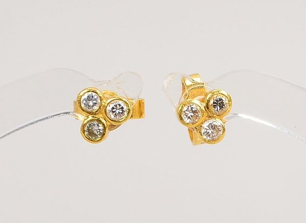 Paar Ohrstecker, 750 GG, jeweils besetzt mit 3x kl. Diamanten; Ø 4 mm, Gew. 1,40 g