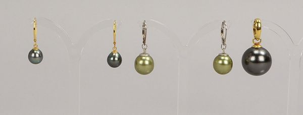 Anh. und Paar Ohrhänger, 585 GG, mit Tahitiperle; anbei Ohrh. mit Perle in Metallf.