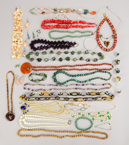 Modeschmuck-Konvolut: 19x Halsketten und 6x Armbänder, 5x Ringe und 6x Ohrhänger