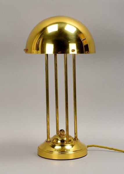 Tischleuchte, 1-fl., Messing-Gestell/Schirm, Entw. Josef Hoffmann (1902); Höhe 49 cm