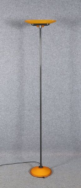 Arteluce-Stehleuchte, 'Jill A380', Metall und orangef. Glasschirm/Fuß, Entw. P. King et al.