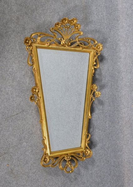Prunkspiegel, trapezf. Stuckrahmen, Jugendstil-Appl., fac. Glas; Rahmenmaße 102 x 58 cm