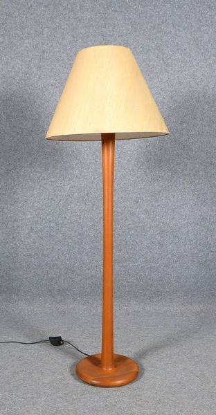 Dyrlund (DK), Stehlampe, 1-fl., Teakholz, Schirm beigef. Wildseide; Höhe 150 cm