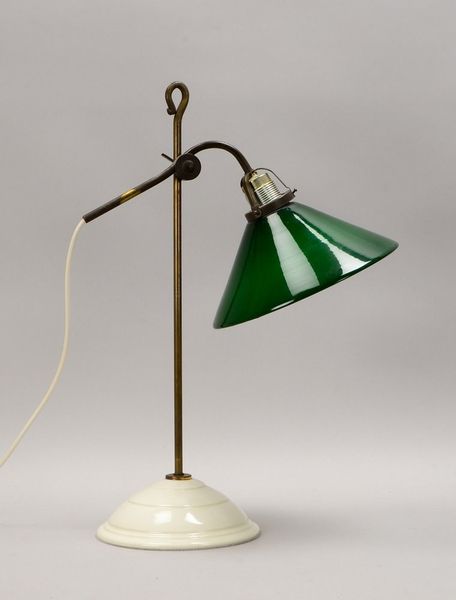 Schreibtischlampe, Metallschaft auf Porz.-Sockel, grüner Glasschirm, höhenverst.