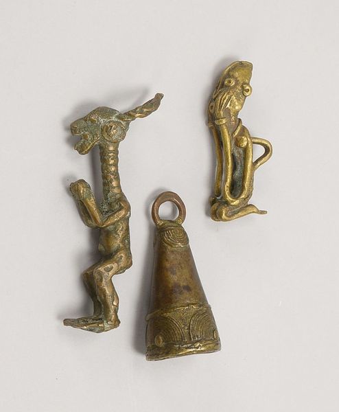 3 antike Goldgewichte (Mali/Benin), versch. Ausf.: 2x figürl./1x glockenförmig