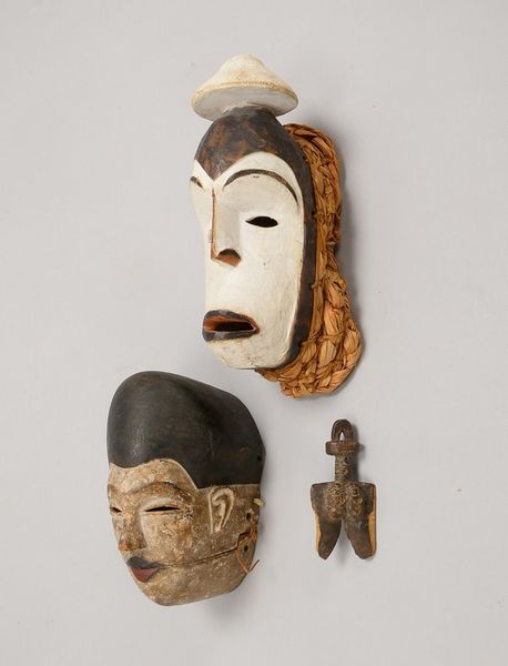 3 Holzobjekte (Afrika): 2 Boule-Ritualmasken, Holz geschnitzt, und kl. Klammer