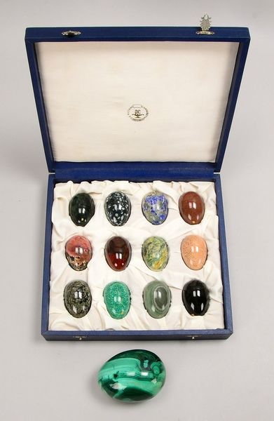 Edelstein-Eier (Lapislazuli, Rhondonit, Amazonit, Obsidian, Jaspis, u.a.); 1 gr. Malachit-Ei