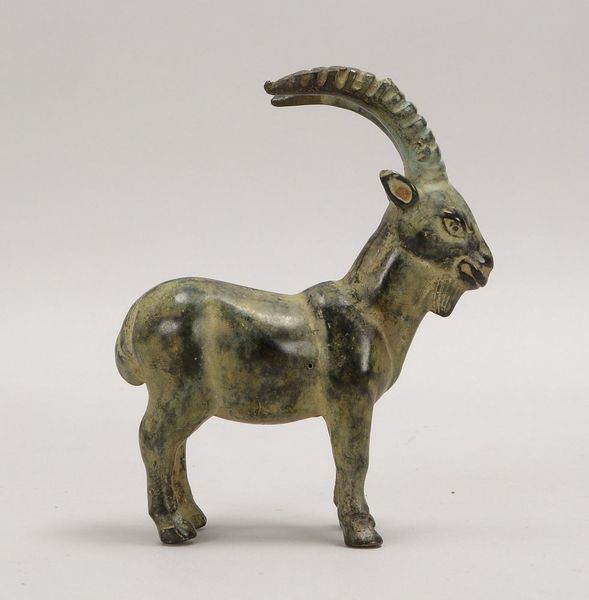 Kleine Bronzeskulptur (Persien), 'Ziegenbock', Figur mit grüner Patina; Höhe 15,5 cm