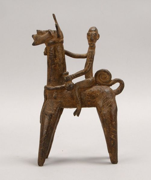 Kleine Bronzeskulptur (Benin), 'Alpacca mit Reiter'; Höhe 21 cm