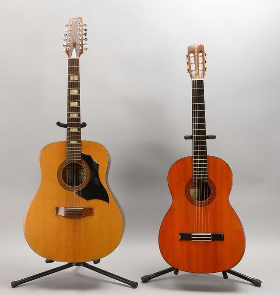 2 Suzuki-Gitarren: Western-Modell 'F-180', 12-saitig, und Klassik-Modell '31', 6-saitig