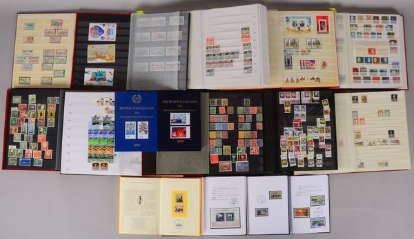 Lot Briefmarken (Deutschland), in 'Wühlkiste': 10x Einsteckalben, 6x Jahrb. 'Bund'