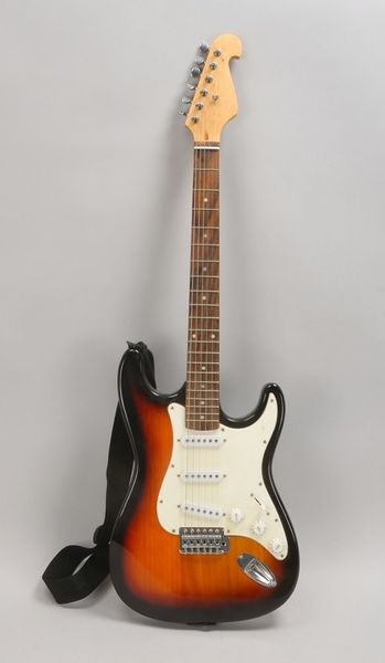 E-Gitarre, Korpus in Strat-Form, 6-saitig, mit Gurt