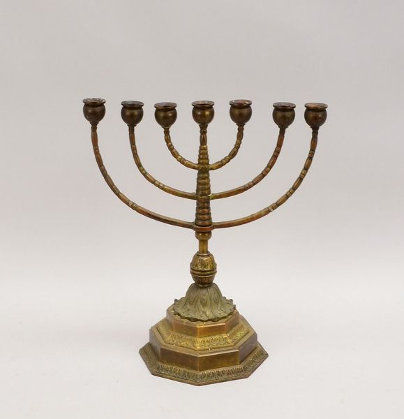 Judaica-Sammlerstück: Menora-Tischleuchter, Bronze, 7-flammig; Höhe 38 cm