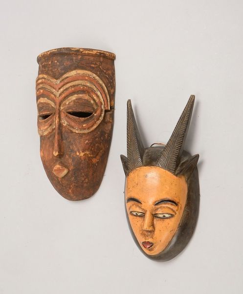2 rituelle Tanz-/Zeremonienmasken (Afrika), Holz partiell farbig gef.; Höhe 33 cm