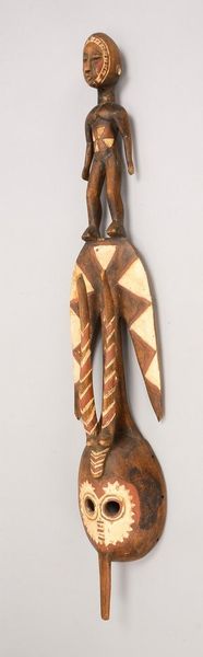 Rituelle Tanzmaske/Zeremonienmaske (wohl Ghana), Holz partiell weiß gef.; Länge 118 cm