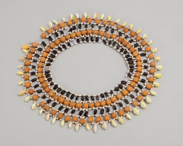 Hals-/Schulterschmuck (Afrika), Muscheln/Bodhi-Samen; Ø innen 20 cm, Ø außen bis 40 cm