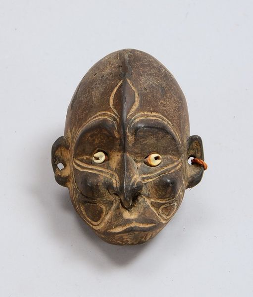 Holzskulptur (wohl Papua-Neuguinea), 'Kopf', mit Kerbschnitzerei/Kauri-Muscheln