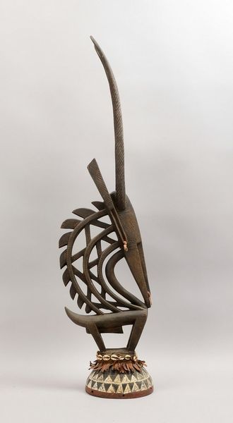 Tanzaufsatz (Mali), Holz geschn./partiell weiß gef., 'Antilope', mit Kaurimuscheln verz.