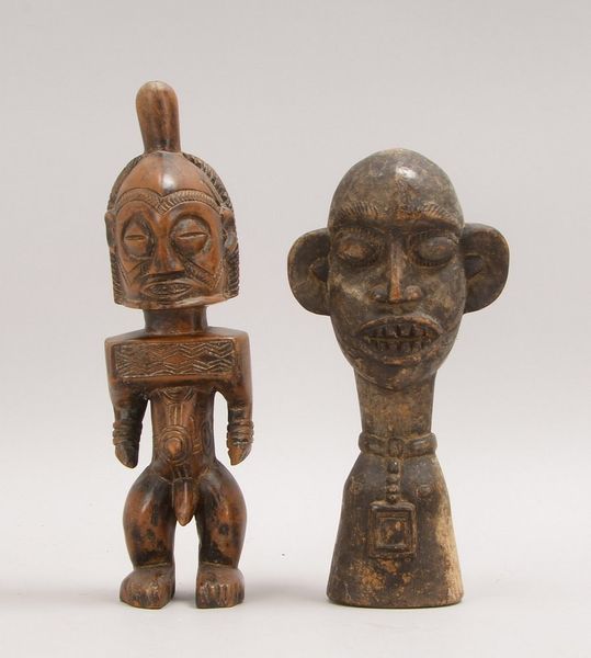 2 Holzfiguren (Afrika): 'Männerbüste', Höhe 30 cm; und 'Männerfigur', Höhe 26 cm