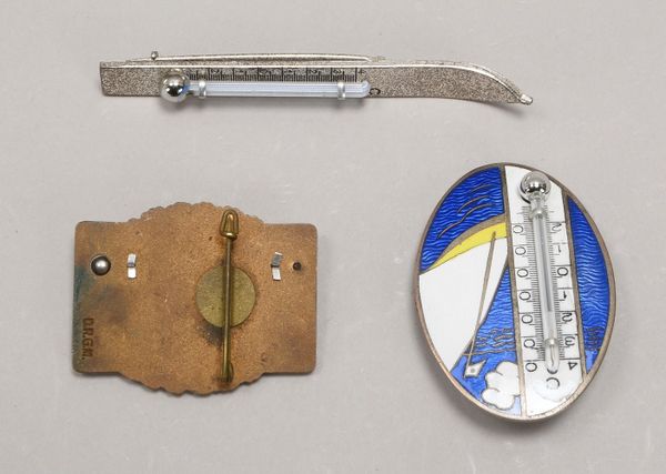 3x Miniatur-Thermometer (um 1900) als Anstecknadeln, versch. Ausf., 2x bez. 'DRGM'