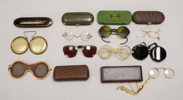 Optiker-Nachlass: div. Augengläser, u.a. Imker-, Lichtschutzbrille, Lourgnon an Kette, 2x Kneifer