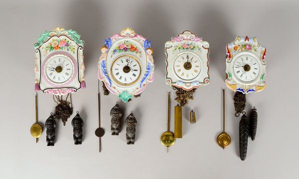4 Porz.-Schilduhren, Messing-Räderwerk, Schlag auf Glocke/Feder, mit Gewichten/Pendel