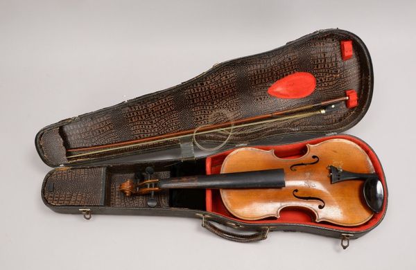 Alte Geige (cop. nach Nicolaus Amati), mit Bogen und Koffer; Länge 60 cm (restaur.-bed.)