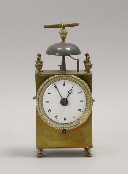 Antike Tischuhr, Emaille-Ziffernbl. mit röm. Ziffern, Schlag auf Glocke - mit Schlüsselaufz.