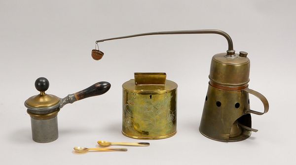 3 antike Metallgefäße: Destillierkanne mit Brenner, Zinntiegel mit 2x Löffeln, Kollekte(-?)