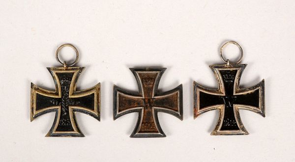3x Abzeichen ('Preußen'/'I. WK'): 'Eisernes Kreuz II. Klasse', '1813' - '1914'